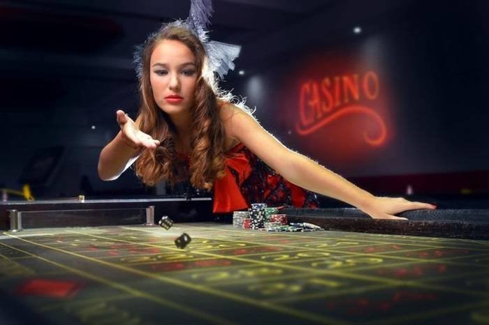 LIV66 Myanmar လောင်းကစား platform တွင် live casino နှင့် sports betting ကစားနေသော မြင်ကွင်း